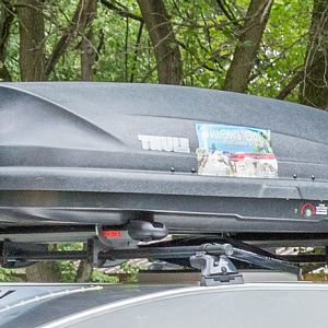 Roof box with a Yakima SupPup as a spacer to give additional clearance roof rack clearance