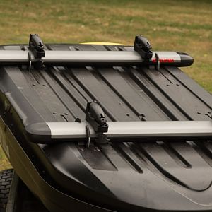 Roof box with a Yakima SupPup as a spacer to give additional clearance roof rack clearance