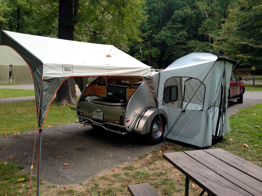 View of right rear with side tent & Alcove